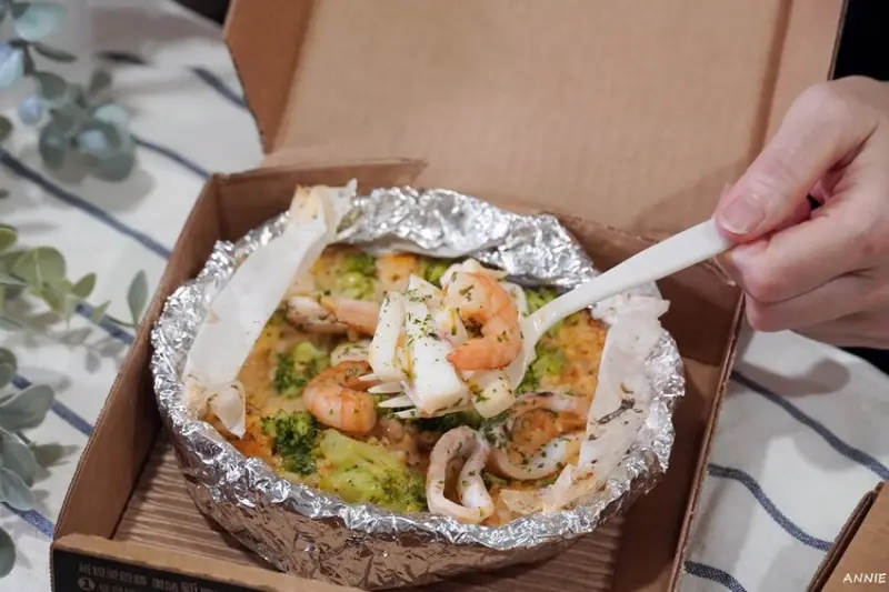 必勝客新品推薦「必勝客Pasta Hut 紙包飯」 配料爆棚紙包飯，用APP點餐買一送一超划算! - 安妮的天空