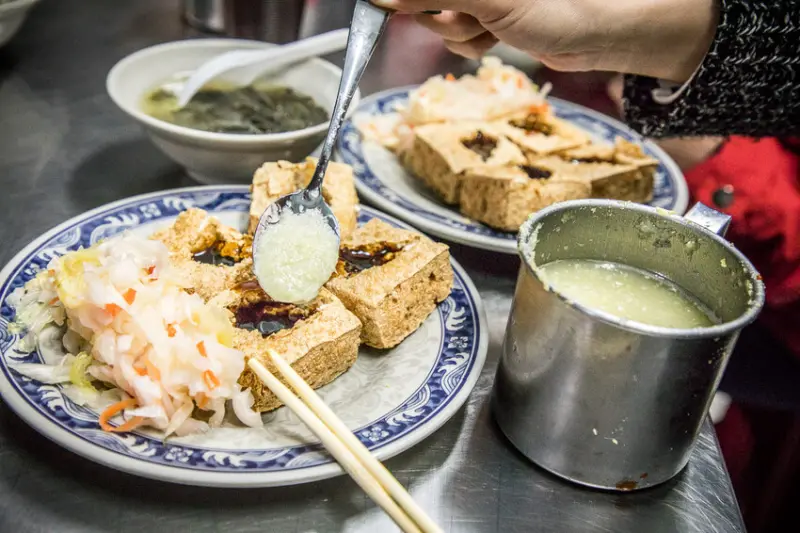 台中市東區花蓮水尾臭豆腐｜蒜泥加爆！超人氣臭豆腐名店，內用紅茶還免費喝到飽