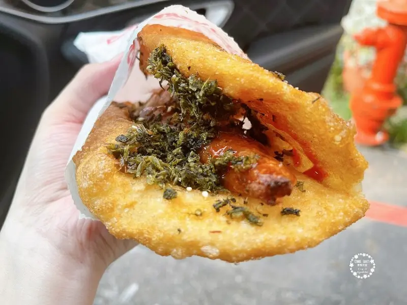細妹蘿蔔絲餅，台中教育大學西區美食，低調人氣排隊美食，10元香腸，蔥油餅夾酸菜加香腸 - Cyndi loves 享食天堂