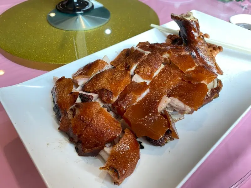 【台中北屯－龍莊烤乳豬】不可錯過的脆皮烤乳豬｜台中烤乳豬庭園餐廳（寵物友善）港台懷舊料理