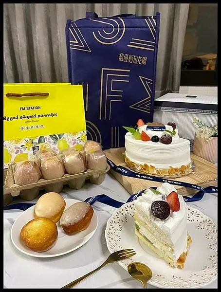 2022母親節活動開跑囉~~【馥漫麪包花園FM Station】活動期間預購7吋(含)以上母親節主題蛋糕，於指定提貨日