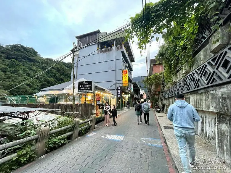 烏來溫泉》情人溫泉X景觀按摩湯屋一人只要$200元，清澈、透明的碳酸氫鈉泉，秋冬裡泡湯暖身好舒服。