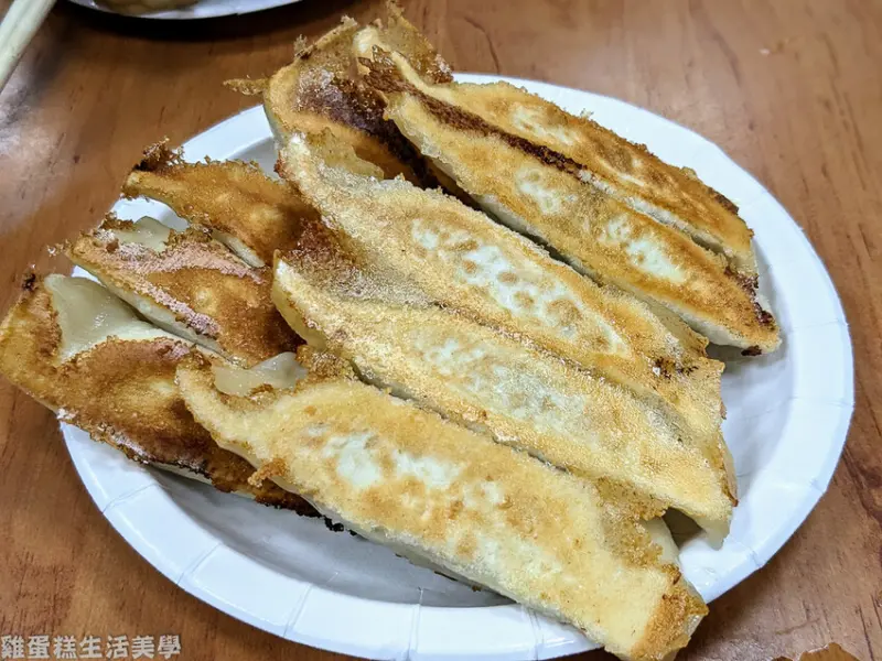 【台北食記】阿財鍋貼水餃專賣店 - 隨時都在排隊，鍋貼外皮煎得超酥脆