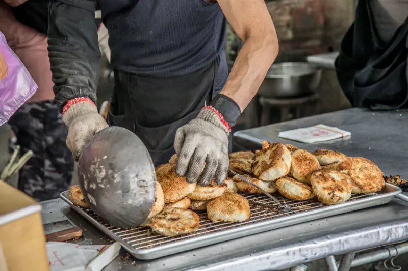 台北市南港區南港老張炭烤燒餅店｜炭火烤的就是香啦！一出爐就被掃光焦香胡椒餅