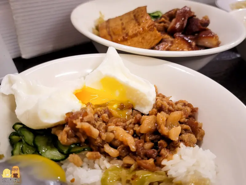 西門町號稱銷魂豬腳的西門麵店，豬腳油亮但其他真的都很普，滷大腸味道重