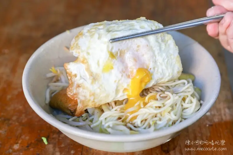  凌晨3點就開始營業的萬華半熟蛋乾麵 #阿伯蛋包麵/ WalkerLand窩客島整理提供 未經許可不可轉載