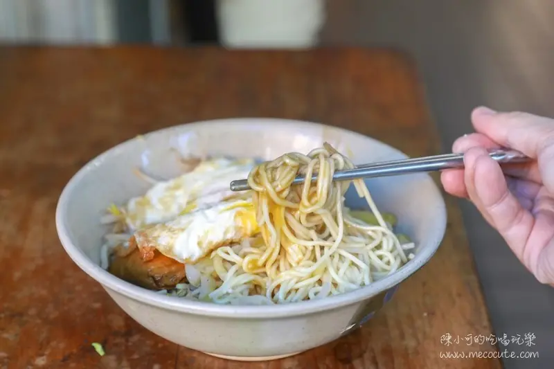  凌晨3點就開始營業的萬華半熟蛋乾麵 #阿伯蛋包麵/ WalkerLand窩客島整理提供 未經許可不可轉載