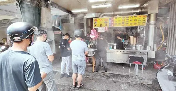 【萬華美食】阿伯蛋包麵-凌晨3點開賣的60年老字號麵店