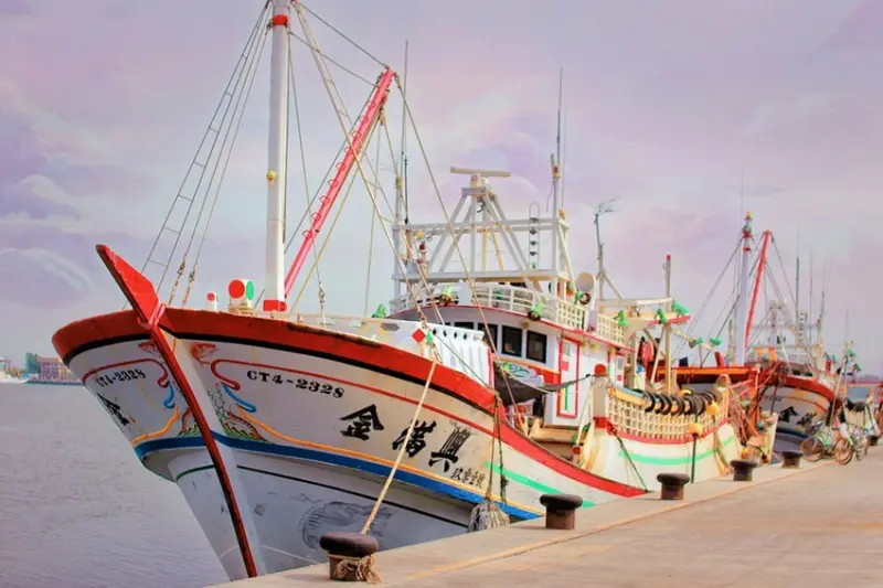 高雄旅遊景點/茄萣興達港觀光漁市，要買料多實在的花枝丸，品嚐特色海味美食來興達港就對了
