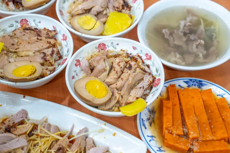 來嘉義怎麼可以只吃一間火雞肉飯，火雞腿肉片大片 而且很嫩 好吃好吃～