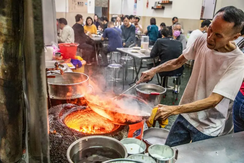 嘉義市東區羅山生炒鱔魚麵｜一天僅賣四小時！炭火爆炒好吃生炒鱔魚麵