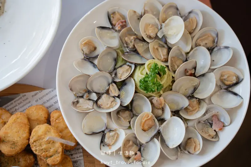 【白話文學】森林系白色洋房超好拍，Dcard推薦嘉義美食，在地老饕帶路，必點松露干貝燉飯，嘉義東區美食│菜單