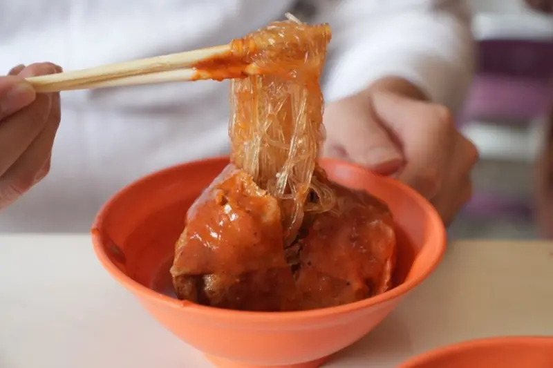 淡水老牌阿給～周杰倫的愛店也是淡江人的回憶，滿街都是賣阿給到底要吃哪一家～