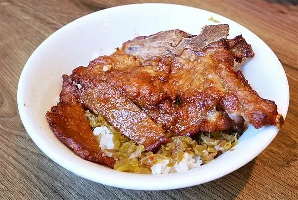 淡水美食-黑殿飯店淡水左岸店，美味飄香50年懷舊排骨飯，淡水老街美食，近淡水捷運站