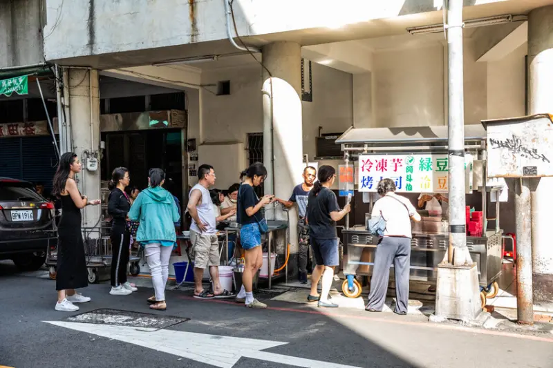 台中市中區阿斗伯冷凍芋｜在地三十年銅板美食！天氣越熱人越多的冷凍芋