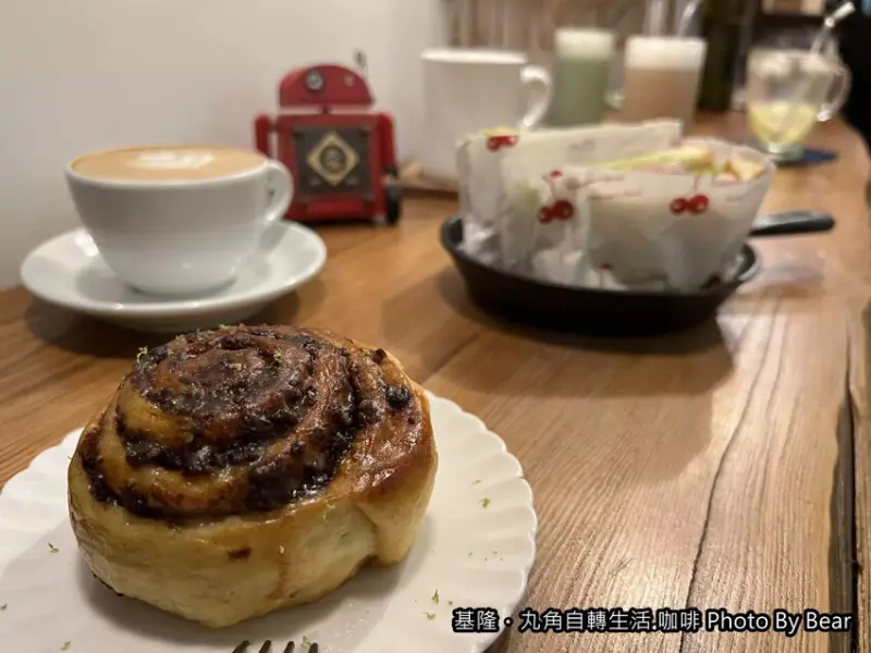 【基隆】「 丸角自轉生活咖啡．委託行商圈裡的日系文青風老宅咖啡館，必點甜不辣香腸三明治」