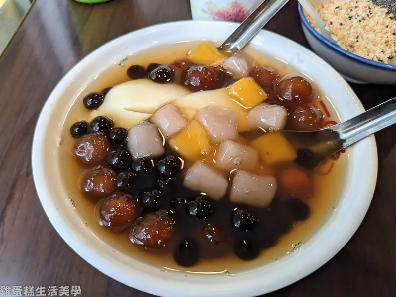 【基隆食記】三兄弟豆花 - 廟口夜市附近休息好地方，必吃綜合豆花配上綜合麻吉