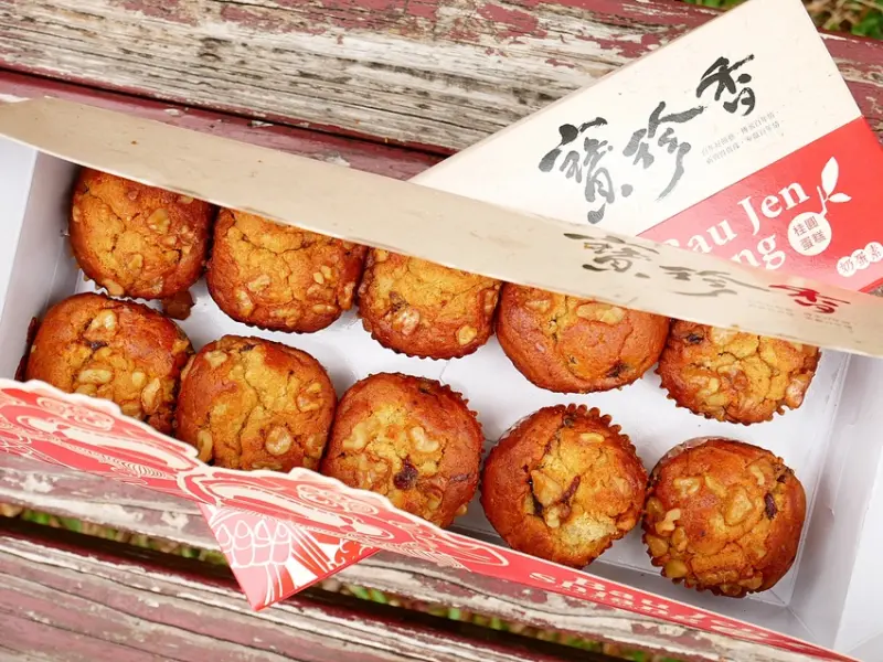 彰化人氣伴手禮，人氣桂圓蛋糕超有料，每口都能咬到濃郁不甜膩的桂圓˙，還有乳酪麻糬超牽絲怎麼能不吃