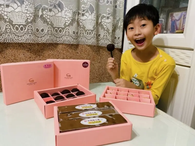 大溪70年老店-杏芳食品 季節限定 草莓乳酪球禮盒、草莓起士棒禮盒和QQ布朗尼禮盒，今年草莓季最幸福的甜點