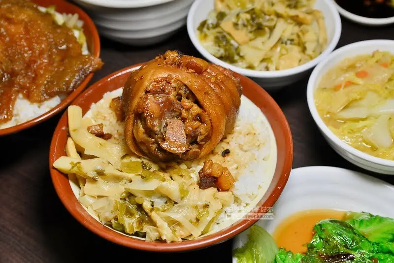 萬華24小時營業滷肉飯鱸魚湯平價小吃,龍山寺站外送便當餐盒