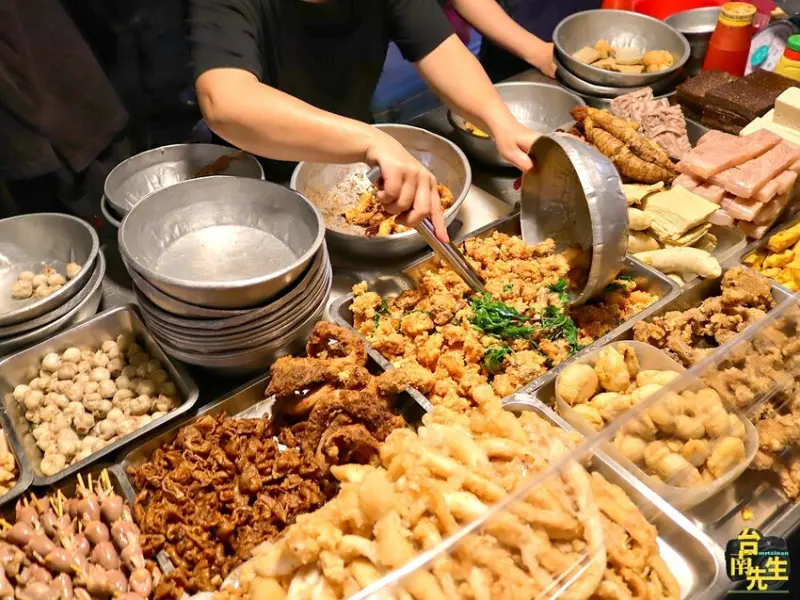 台南香酥雞／只在夜市擺攤飄香30多年／選用新鮮現宰雞肉／一擺攤就有客人上門／生意好到老闆手都沒停過／在地人從小吃到大