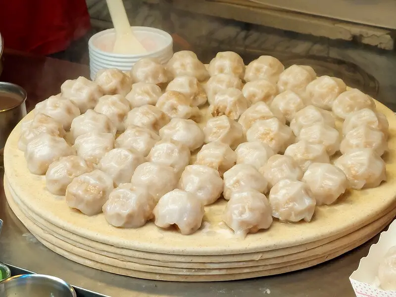 【台中豐原】廟東清蒸蝦仁肉圓｜廟東夜市人氣美食小吃蝦仁肉圓，皮Q餡飽滿吃到整隻蝦，干貝魚翅羹酸甜鮮香好吃