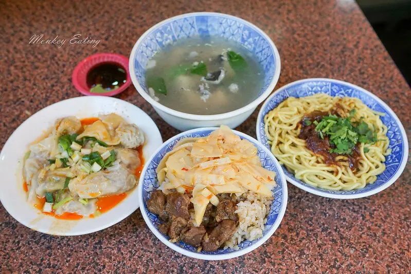 【台中豐原】古客蒜肉飯｜廟東夜市美食推薦，蒜肉飯紅油抄手虱目魚肚必點！