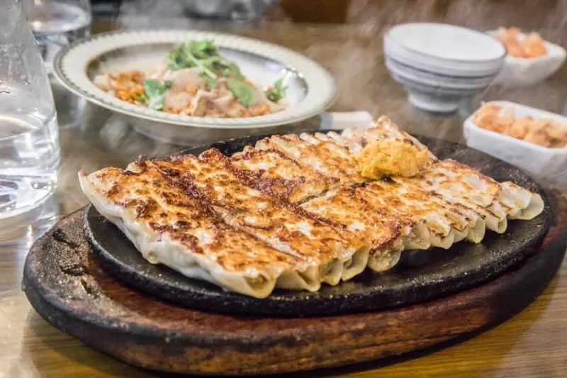 桃園市平鎮區雲南館｜巨無霸鐵板脆皮鍋貼！吃到最後都是燙的，還有大盆泡菜免費吃到飽