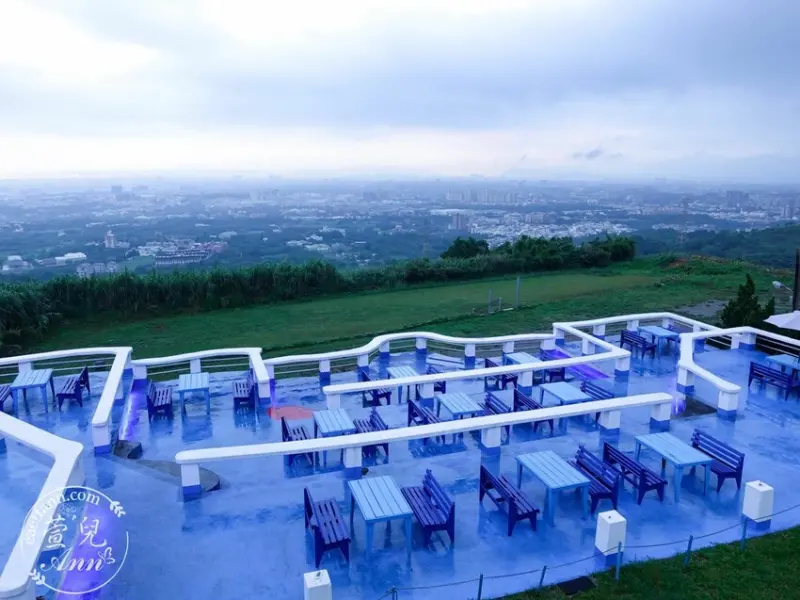 ▲桃園夜景異國風景觀餐廳推薦：白圍牆地中海景觀咖啡餐廳 /萱兒Ann 提供、WalkerLand窩客島整理