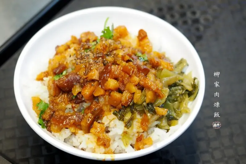 飄香九十年的肉燥飯.每次來都大排長龍的人氣老店.新竹城隍廟美食推薦♥柳家肉燥飯♥