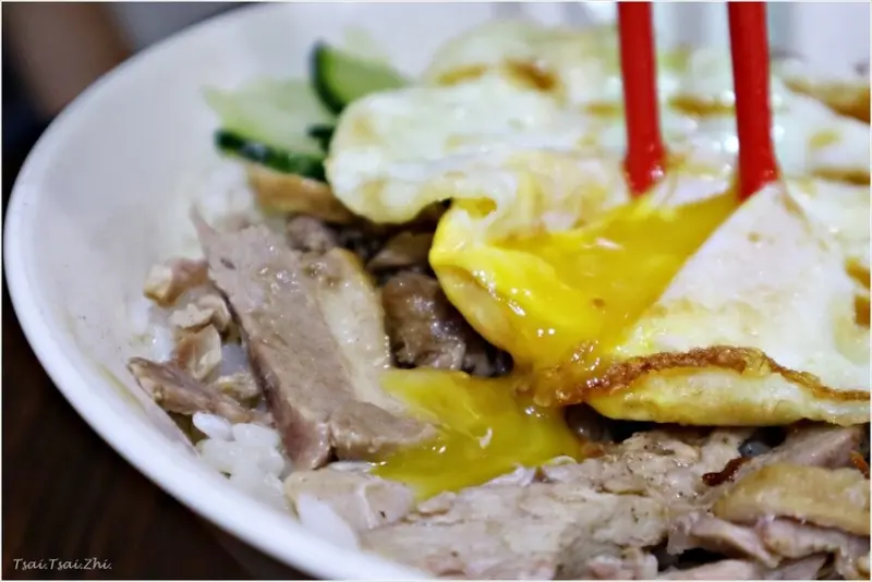 [新竹北區]廟口鴨香飯|飄香多年屹立不搖的鴨香飯，必點半熟荷包蛋
