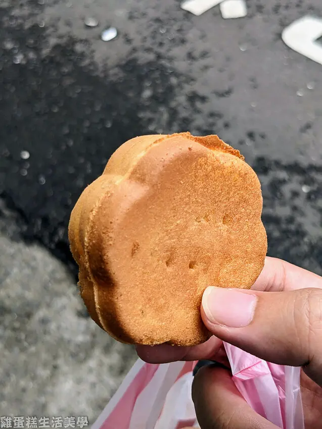 【新竹食記】梅花雞蛋糕(無名雞蛋糕) - 隱藏在騎樓下的排隊人氣雞蛋糕