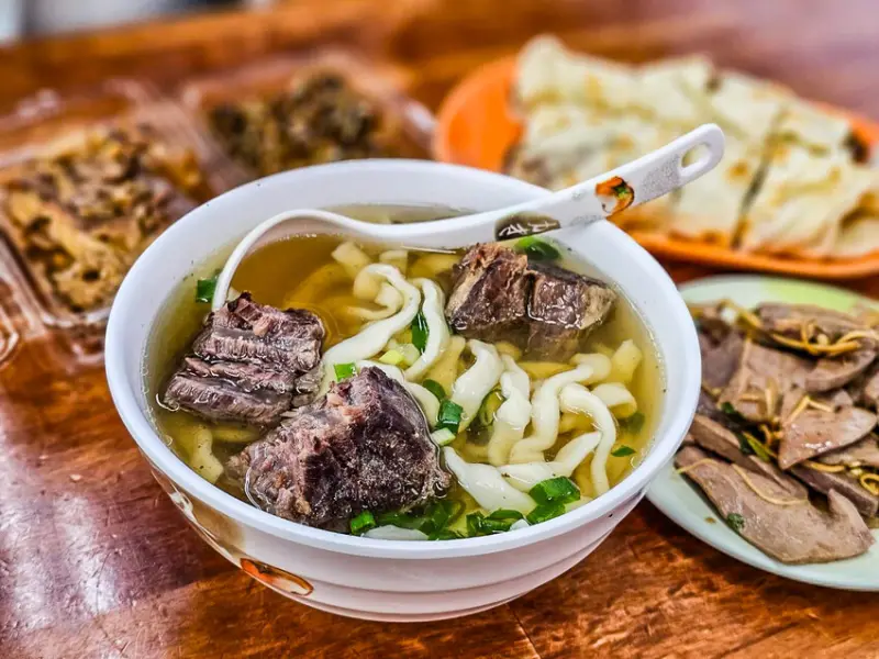 新竹市東區璽子牛肉麵｜還沒開門就大排隊！超大塊鮮嫩清燉牛肉麵、人氣現烙斤餅