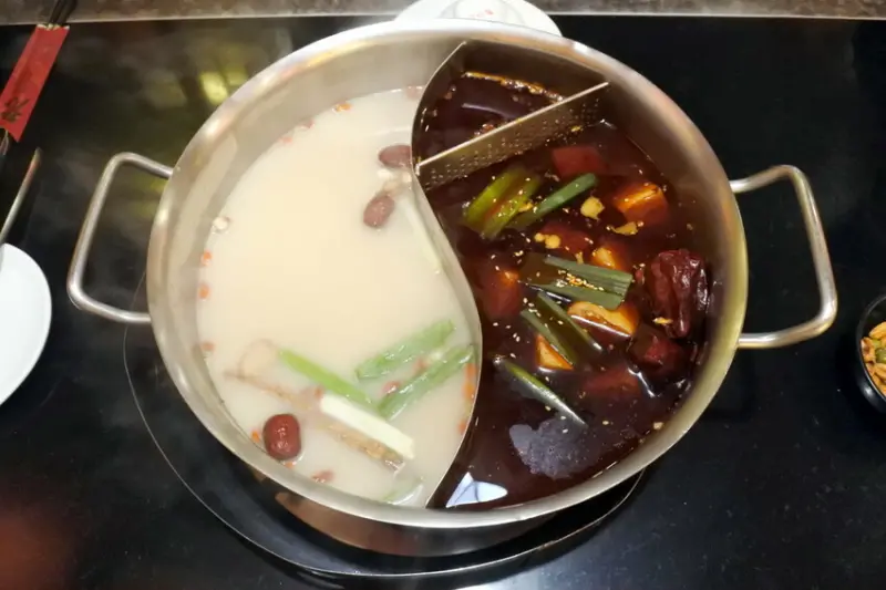 桃園麻辣鍋|老四川巴蜀麻辣燙~飲料、涼拌小菜、冰淇淋、鴨血豆腐吃到飽!