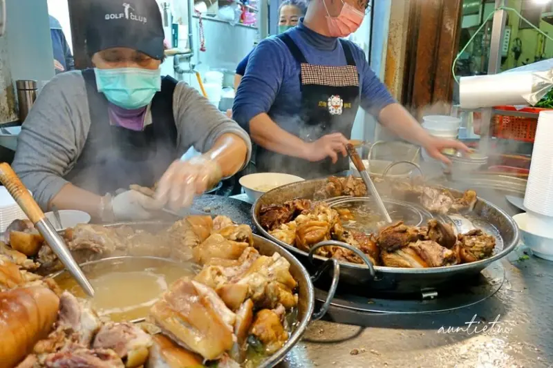 ▲新竹城隍廟美食推薦：老黃豬腳大王，營業時間開到凌晨 /✡水晶安蹄✡ 提供、WalkerLand窩客島整理