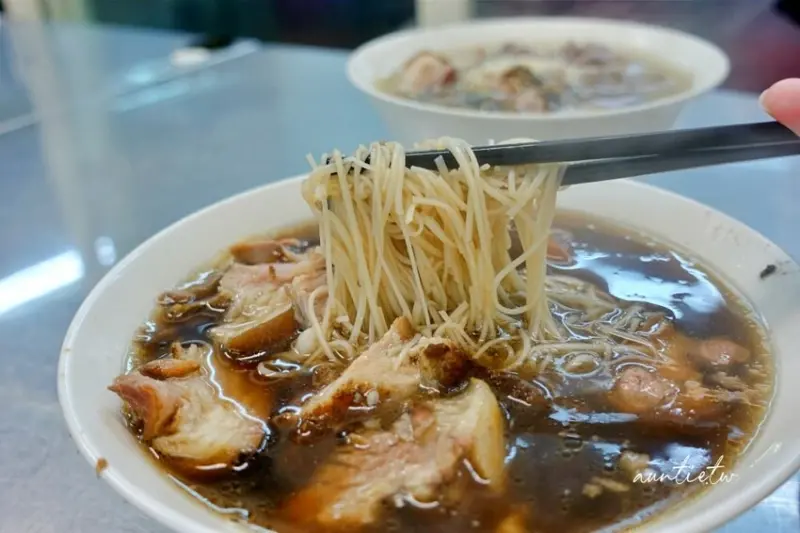 ▲新竹城隍廟美食推薦：老黃豬腳大王，必點招牌當歸豬腳湯 /✡水晶安蹄✡ 提供、WalkerLand窩客島整理