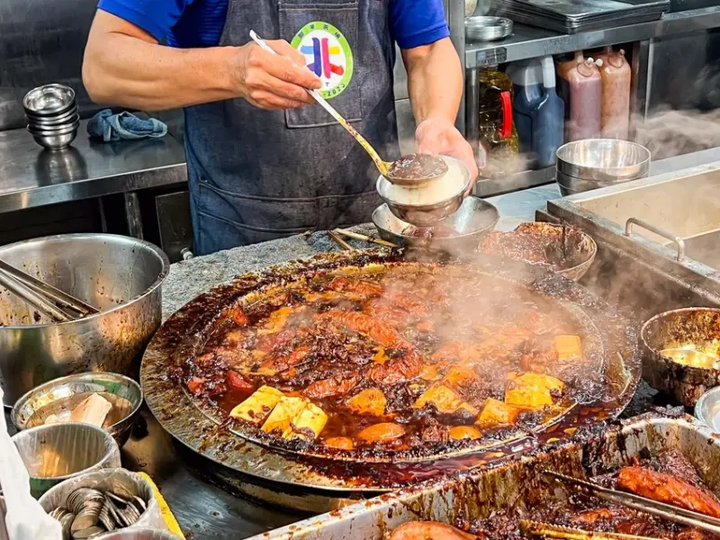 矮仔財滷肉飯｜從市場內排到市場外！整鍋黑嚕嚕超人氣好吃滷肉飯