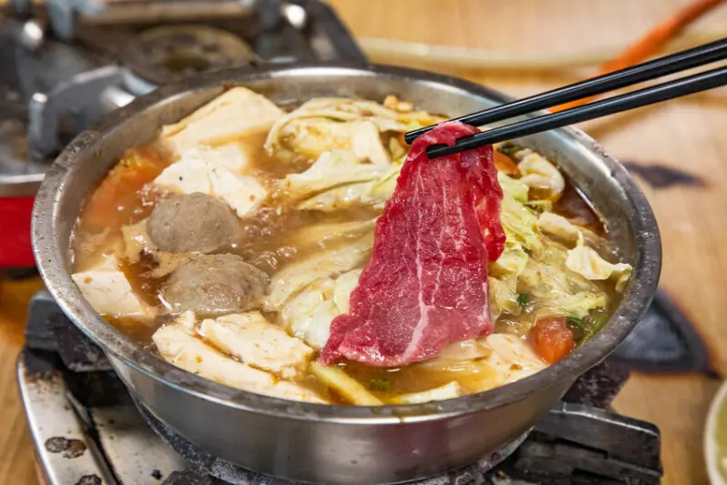 ▲新竹城隍廟美食推薦：西市汕頭館總店，夏天也照樣要排隊等吃 / 提供、WalkerLand窩客島整理