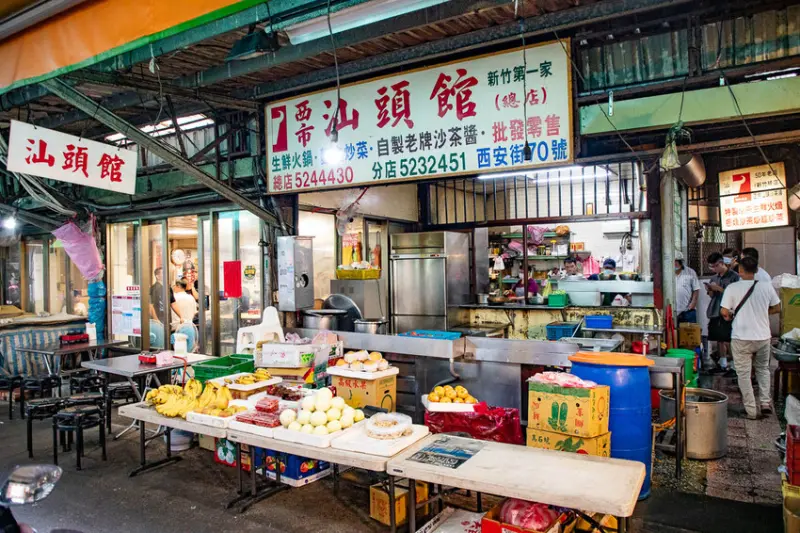 ▲新竹城隍廟美食推薦：西市汕頭館總店，養藏在廟旁菜市場裡 / 提供、WalkerLand窩客島整理