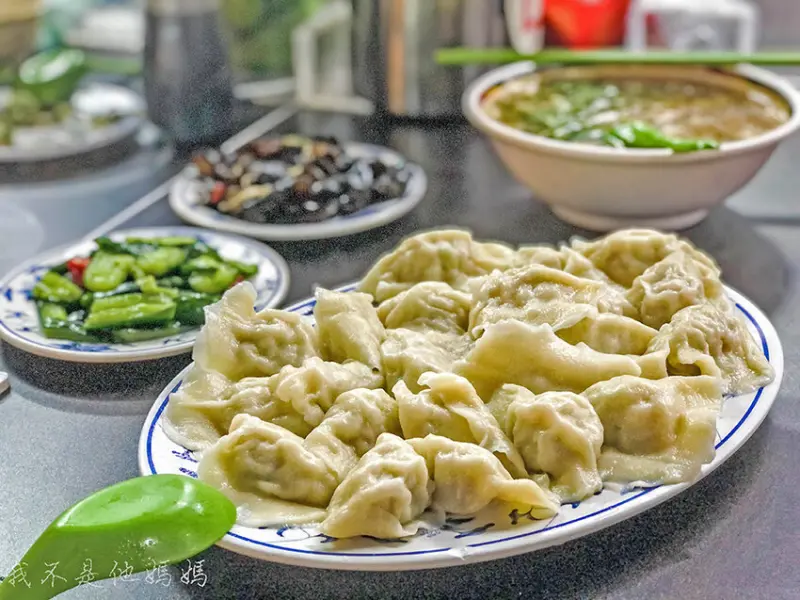 南機場夜市排隊美食  來來水餃  現桿餃子皮  現包現煮  大白菜豬肉水餃   各式小菜   賣完提早收攤