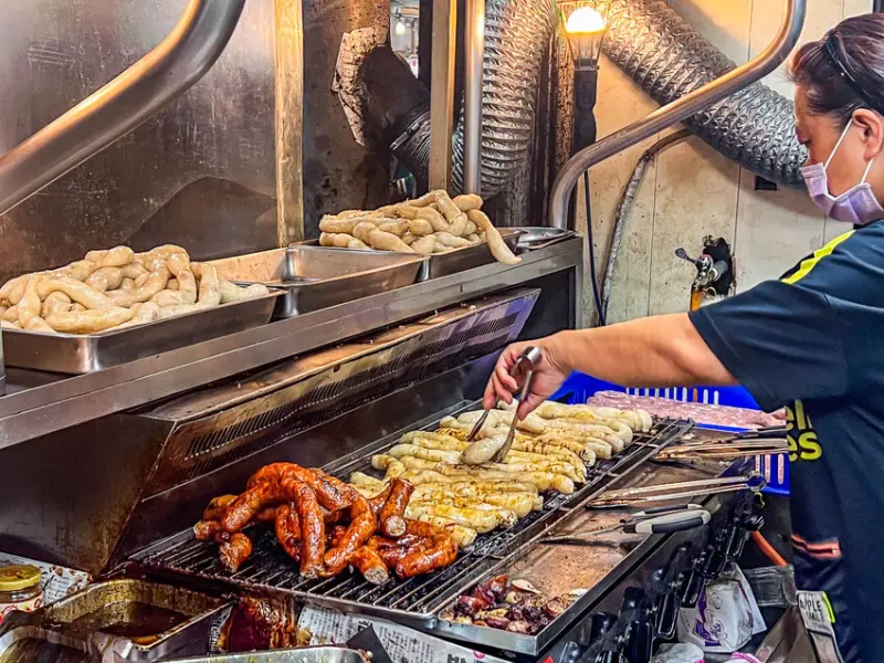 小洞天米腸香腸｜學生最愛香腸攤！大學旁老字號烤香腸米腸老店，免費附送四種配菜超佛心