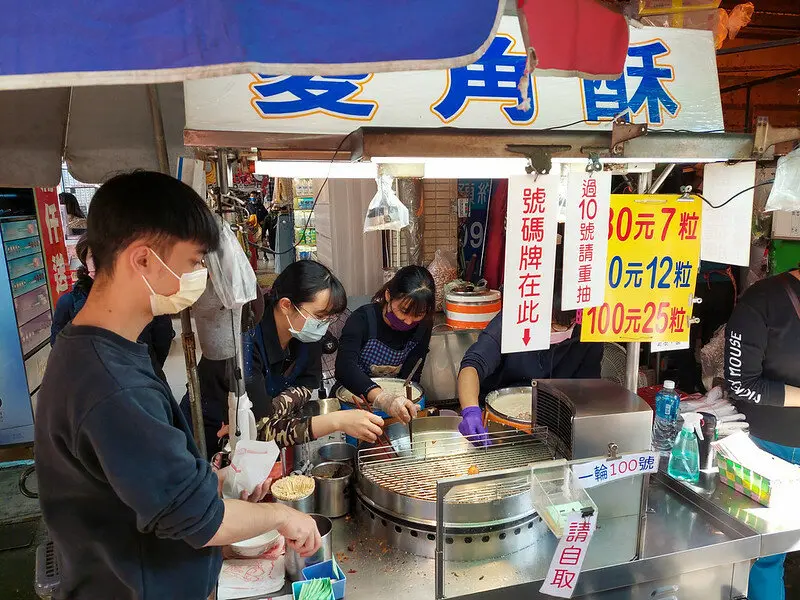 【台中豐原】廟東菱角酥｜廟東夜市人氣排隊美食！酥香脆超涮嘴，觀光必吃散步美食