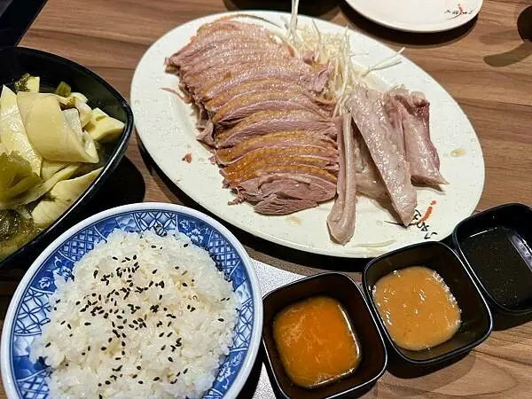 美食【台北市。阿城鵝肉 吉林本店】米其林必比登推薦｜上餐速度快品質穩定｜煙燻鵝肉經典美味
