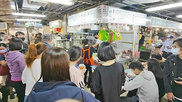 【台北美食】祥記炒燴｜非用餐時間也要等半小時才能吃到的蝦仁滑蛋燴飯