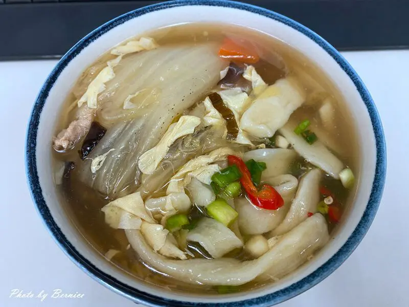 老鄒刀切麵~市場中的老味道份量大 蔥花辣椒加了美味度更升級 @Bernice的隨手筆記