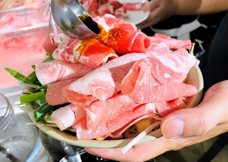 【大戈壁蒙古烤肉】台北平價『烤肉+鴛鴦鍋』吃到飽推薦！菜單全新改版再升級～大圓桌超適合團體多人聚餐！