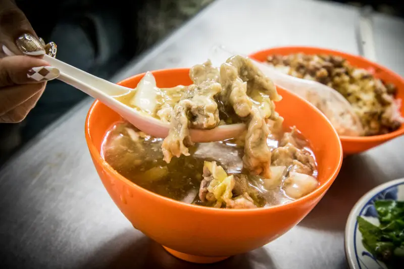 光輝肉羹｜隱身市場內排隊名店，銅板價滿滿大塊肉羹