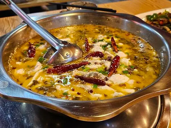 (胖樺食記)捷運公館站推薦餐廳「紅辣椒川菜館」/水煮魚酸菜魚/台電大樓站美食/酸溜土豆絲口水雞功夫菜/完整菜單