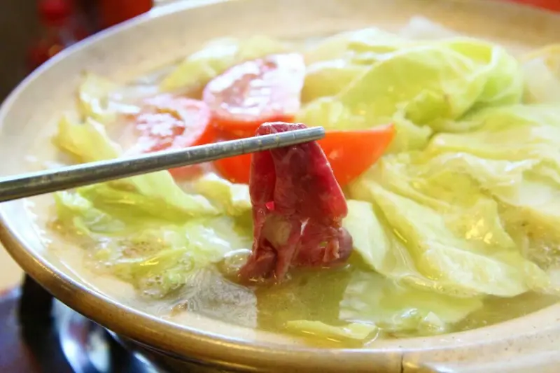 【台北市北投區】牛朗現宰黃牛涮涮鍋 隱藏在修車廠 跟著大老闆吃才知道 - 米兒＆三分像料理