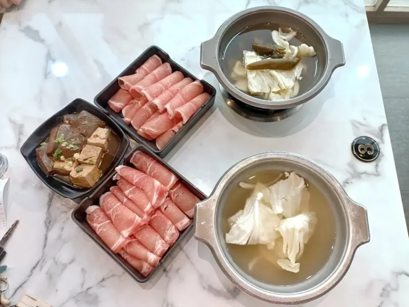 桃園市桃園區桃園美食|老先覺麻辣窯燒鍋-桃園寶山店。內用蔬菜、飲料、主食通通免費吃到飽!